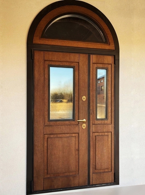 Арочная дверь с остеклением