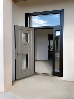 Парадная дверь МДФ с остекленными вставками