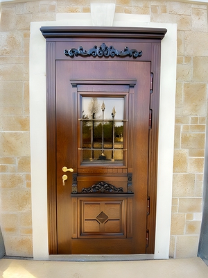 Парадная дверь с карнизом и резьбой