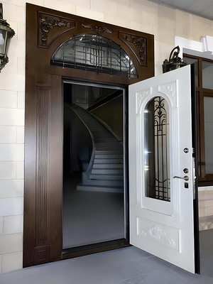 Парадная дверь с остеклением, решеткой и вставками