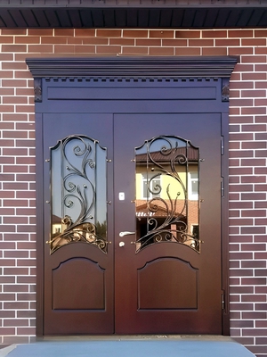 Парадная двустворчатая дверь